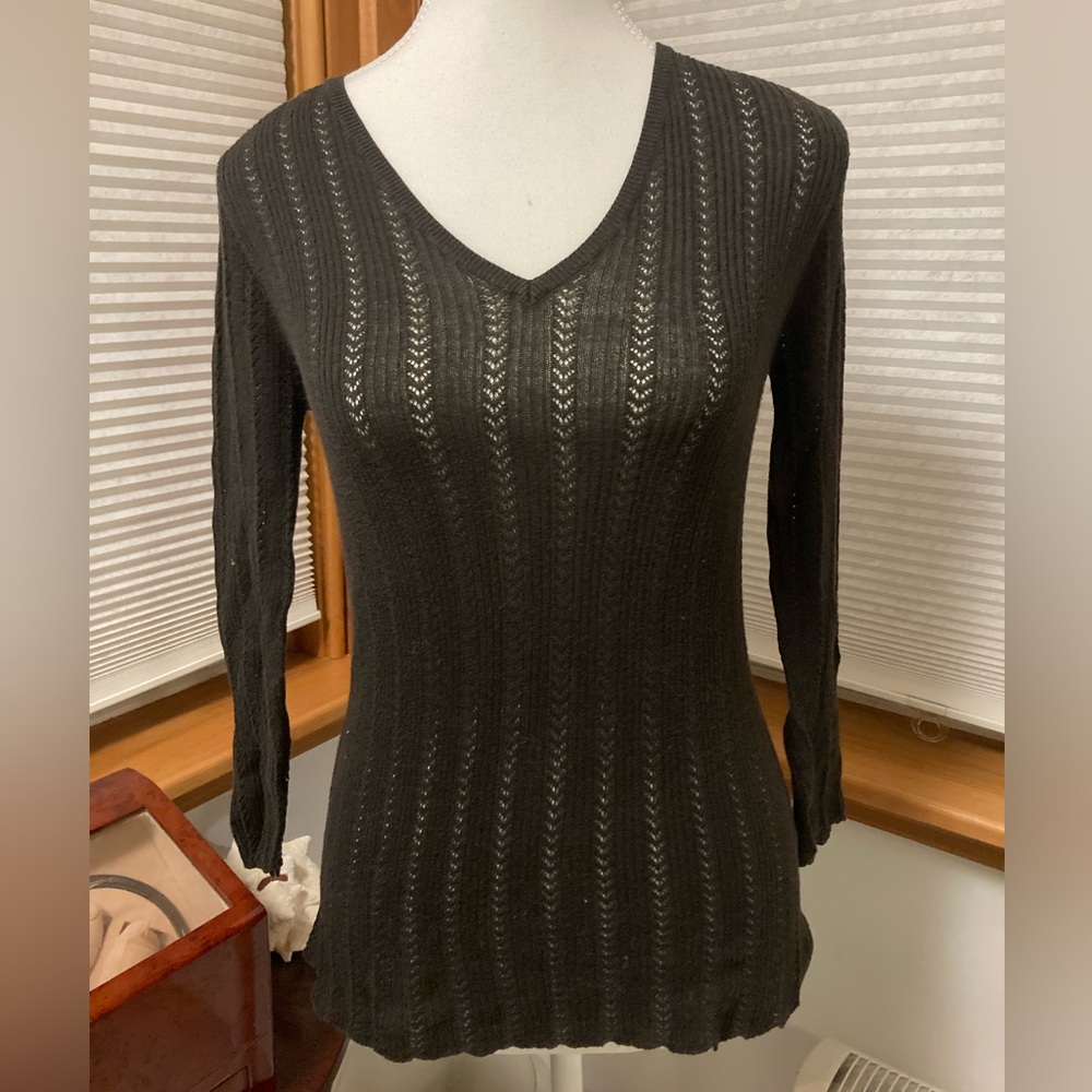 Small Banana Republic  v neck sweater in beautiful brown color